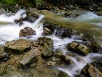 Felshindernisse im Bachlauf mit Kaskaden